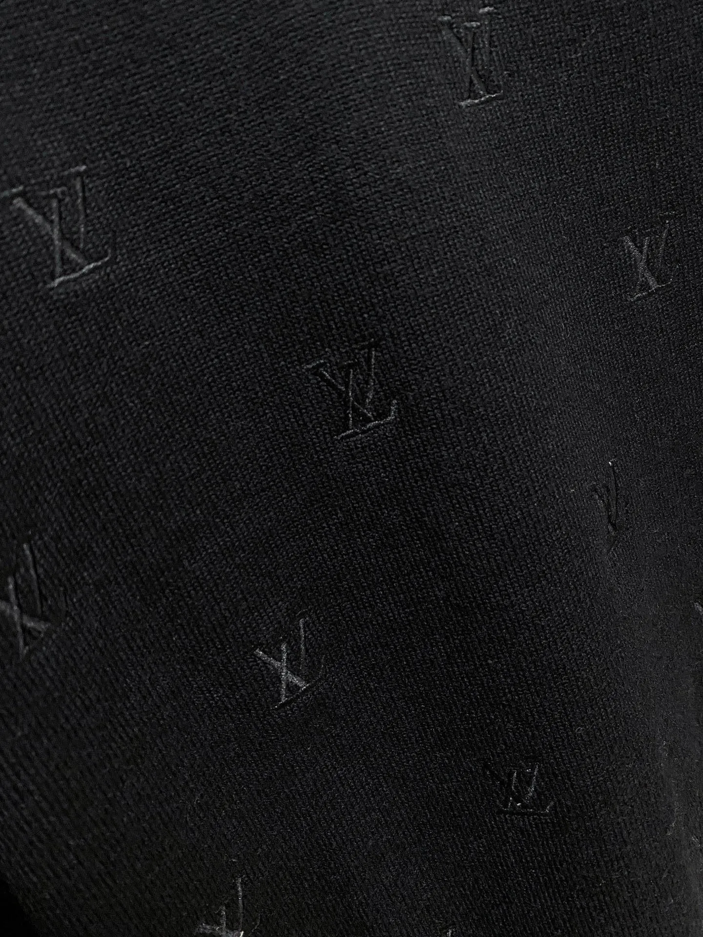 🅿️440 [LV Louis Vuitton] Autumn and winter classic lapel sweater, in full condition! ! ! Wool blended fabric, the latest model in 2025, golden ratio! ! Slim-fitting soft gold, versatile and practical item, the combination and practicality are extremely powerful, simple and elegant, and classy! To create your own style, it is highly recommended to buy it in two colors. The standard slim fit tailoring process is suitable for both young and old men. It is knitted from wool and will not cause any discomfort! While keeping warm, it is stylish, textured and wearable, and the classic logo with contrasting colors on the chest feels in place! ! Recommended for regular customers! ! Size M-3XL (maximum wear: 190 pounds)